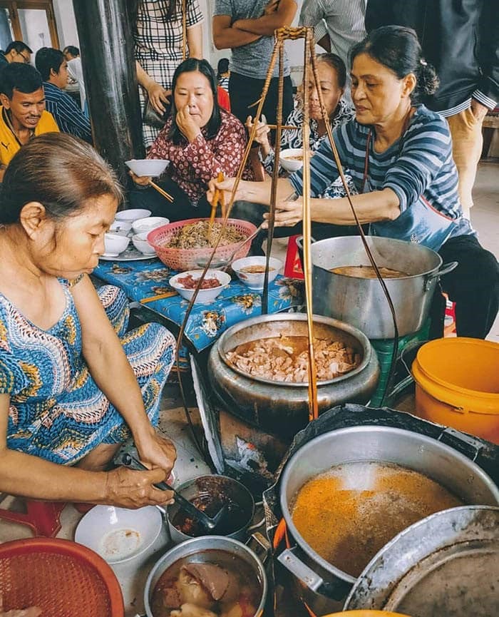 Ăn bún bò Mệ Kéo